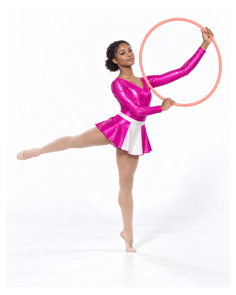 Gimnasta con maillot de competición fucsia de Isance, con un aro en la mano y una pierna extendida